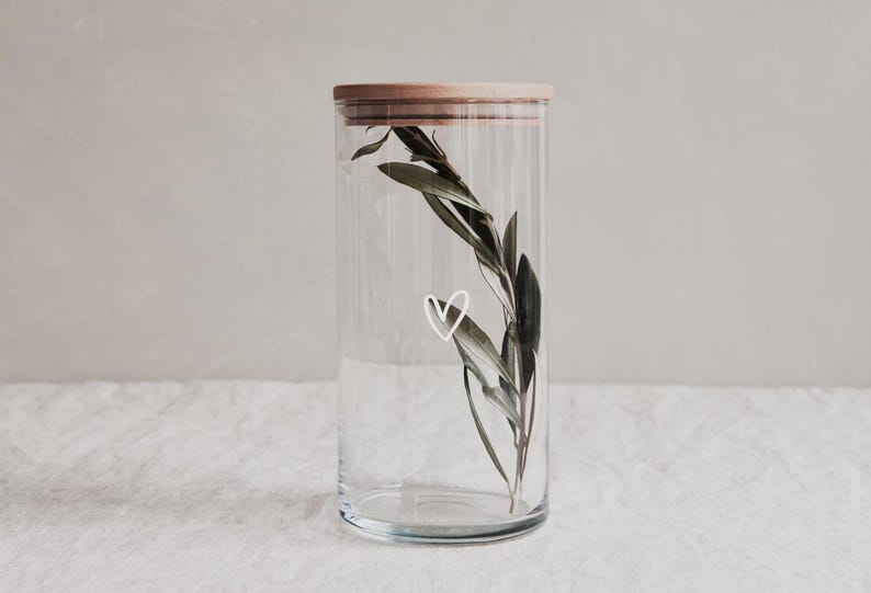 Vorratsglas groß mit weißem Herz auf dem Glas. Als Geschenkglas
