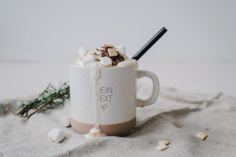 Gravierte Keramiktasse mit rustikalem Design – Tasse mit weißer matter Lasur und kleinen sprenkeln der Oberfläche und unglasiertem Bodendesign in Natur, individuell anpassbar nach euren wünschen. Gefüllt mit Marshmallows und Keksen