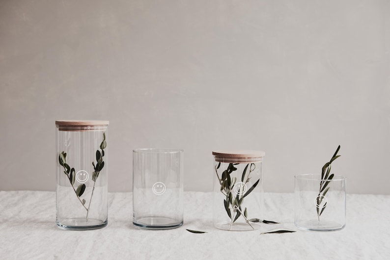 Alle Größenvarianten des Vorratsglases von 1200ml, 880ml, 700ml und 530ml. Jedes der Gläser hat ein weißes Herz auf dem Glas und einem Deckel aus Buchenholz.