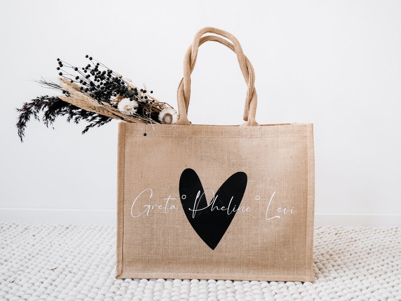 Einkaufstasche mit griff in naturbraun, Personalisierung mit großem schwarzem Herz und weißer Schrift