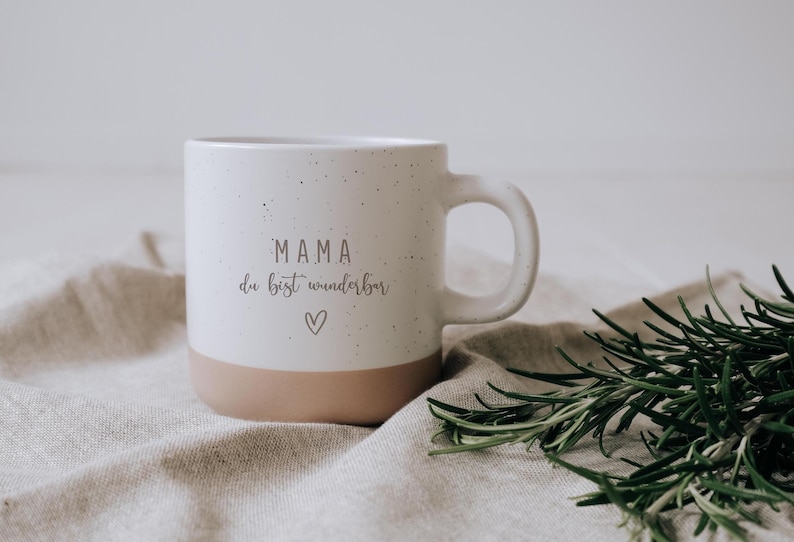 Gravierte Keramiktasse mit rustikalem Design – Tasse mit weißer matter Lasur und kleinen sprenkeln und unglasiertem Bodendesign in Natur, individuell anpassbar nach euren wünschen. Eine tolle Geschenkidee für jeden Anlass. Mama du bist wunderbar
