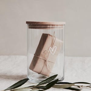 Nachhaltiges Vorratsglas mit Herz in weiß auf dem Glas. Holzdeckel aus Buche und Dankesbotschaft und Möglichkeit zur Personalisierung "Danke für die tolle Zeit mit dir - von Herzen"