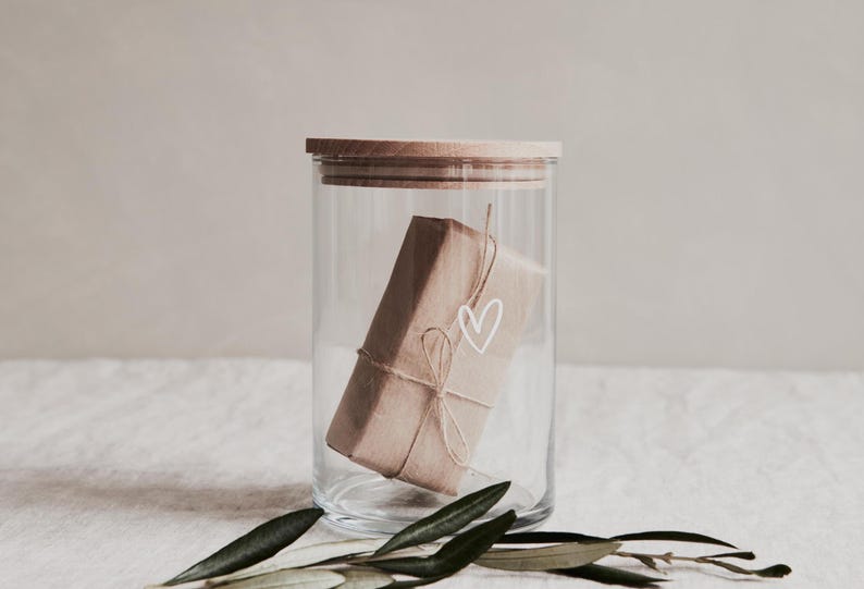 Nachhaltiges Vorratsglas mit Herz in weiß auf dem Glas. Holzdeckel aus Buche und Dankesbotschaft und Möglichkeit zur Personalisierung "Danke für die tolle Zeit mit dir - von Herzen"