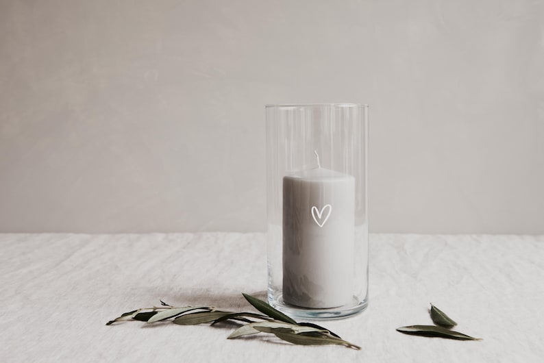 Großes Vorratsglas 1200ml mit einer Stumpenkerze als Windlicht. Eine sichere Deko Alternative für den Tisch