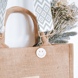 Jutetasche mit Smiley-Anhänger und gemustertem Schulterriemen, Jute naturbraun, Muttertagsgeschenk