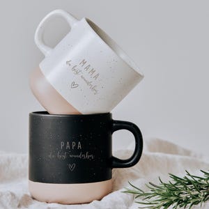 Zwei gravierte Keramiktassen im modernen Steingut Design und unglasiertem Bodendesign in Natur, Die Gravur auf der Frontseite ist frei gestaltbar und kann für Rechtshänder oder Linkshänder ausgewählt werden. Mama Papa du bist wunderbar