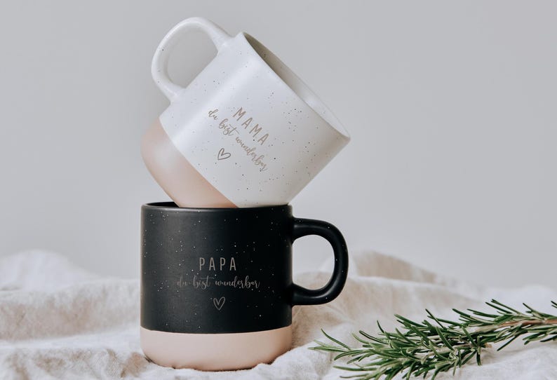 Zwei gravierte Keramiktassen im modernen Steingut Design und unglasiertem Bodendesign in Natur, Die Gravur auf der Frontseite ist frei gestaltbar und kann für Rechtshänder oder Linkshänder ausgewählt werden. Mama Papa du bist wunderbar