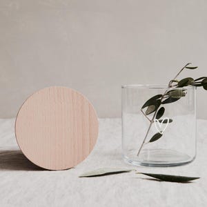 Kleines Vorratsglas mit Herz und Buchenholzdeckel. Der Holzdeckel ist unbehandelt.