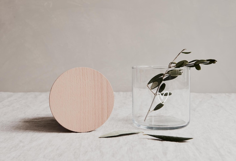 Kleines Vorratsglas mit Herz und Buchenholzdeckel. Der Holzdeckel ist unbehandelt.