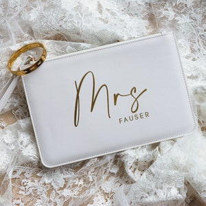 Cadeau Mariée personnalisé - Pochette Mariage en simili Saffiano avec prénom, cadeau Témoin Mariée ou Mère de la Mariée, clutch vegan