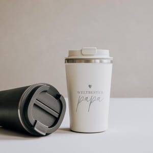 Isolierter Thermobecher mit der Aufschrift "Weltbester Papa" in elegantem Design. Perfekt für den täglichen Genuss von heißen oder kalten Getränken unterwegs. Eine herzliche Geschenkidee, die Wärme und Dankbarkeit ausdrückt. Ideal für Väter, die geschätzt und geliebt werden. Robust und stilvoll für jede Gelegenheit.