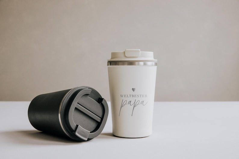 Isolierter Thermobecher mit der Aufschrift "Weltbester Papa" in elegantem Design. Perfekt für den täglichen Genuss von heißen oder kalten Getränken unterwegs. Eine herzliche Geschenkidee, die Wärme und Dankbarkeit ausdrückt. Ideal für Väter, die geschätzt und geliebt werden. Robust und stilvoll für jede Gelegenheit.