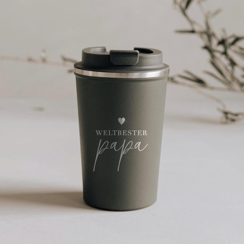 Hochwertiger Thermobecher mit der Aufschrift "Weltbester Papa" in stilvollem Design. Perfekt für unterwegs, hält Getränke warm und bringt Freude in den Alltag. Ein ideales Geschenk, um Dankbarkeit und Liebe auszudrücken. Robust und umweltfreundlich, der perfekte Begleiter für jeden Vater, der seinen Kaffee oder Tee stilvoll genießen möchte.