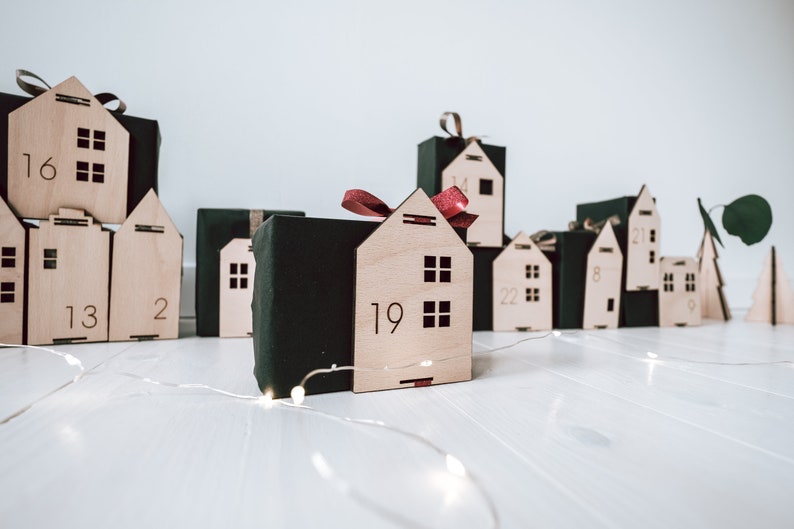 Adventskalender im skandinavischem Holzhäuschen-Stil zum selber befüllen, 24 Stück. Ideal zu weihnachten für Kinder