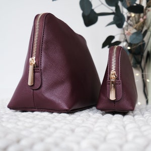 Kosmetiktasche veganes Leder Berry, Saffiano-Optik mit Goldreißverschluss, 2 Größen