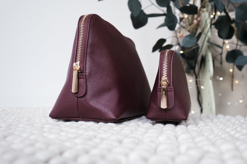 Kosmetiktasche veganes Leder Berry, Saffiano-Optik mit Goldreißverschluss, 2 Größen
