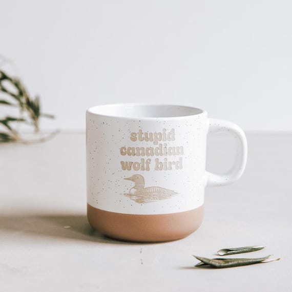 Keramiktasse "stupid canadian wolf bird"  in Steinzeug-Optik mit Tiefgravur, 360 ml