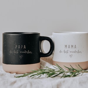 Gravierte Keramiktasse mit rustikalem Design – Tasse mit weißer matter Lasur und kleinen sprenkeln und unglasiertem Bodendesign in Natur, individuell anpassbar nach euren wünschen. Eine tolle Geschenkidee Muttertag oder Vatertag.