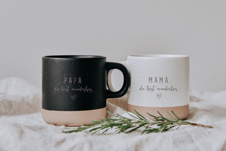Gravierte Keramiktasse mit rustikalem Design – Tasse mit weißer matter Lasur und kleinen sprenkeln und unglasiertem Bodendesign in Natur, individuell anpassbar nach euren wünschen. Eine tolle Geschenkidee Muttertag oder Vatertag.