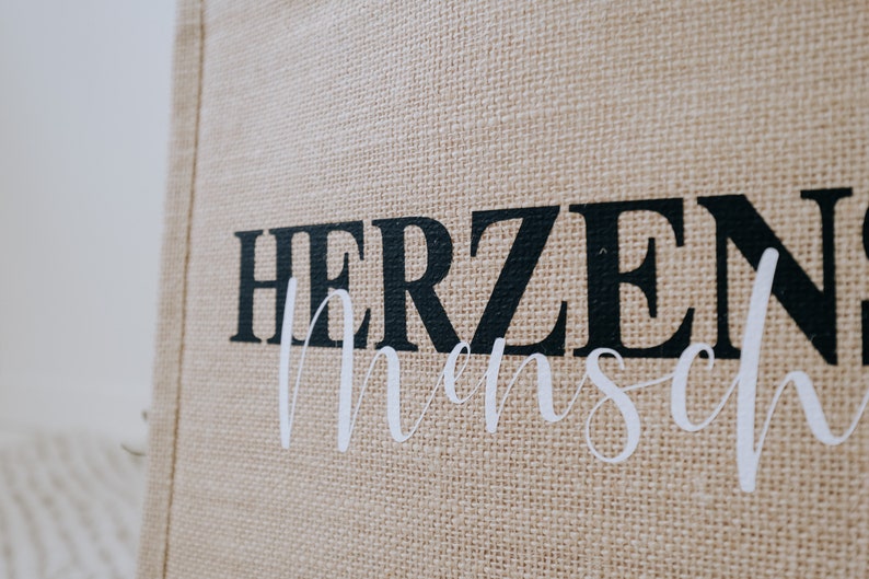 Jutetasche Jute Detailaufnahme Schriftzug "Herzensmensch", beige, personalisiert bedruckt