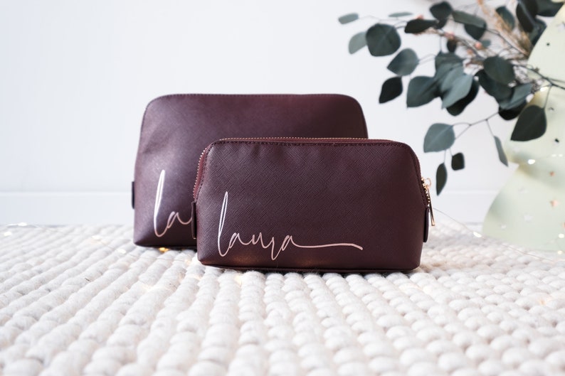 Kosmetiktasche veganes Leder Berry, personalisierter Name Kursivschrift, 2 Größen Saffiano-Optik
