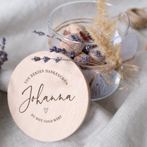 Handgefertigtes Dankeschön-Geschenk mit personalisiertem Holzdeckel und getrockneten Blumen in einem eleganten Glasgefäß. Perfekt für besondere Anlässe, um Dankbarkeit auszudrücken. Der natürliche Charme und die liebevolle Gestaltung wecken warme Emotionen und machen es zu einem unvergesslichen Präsent. Ideal als persönliches Geschenk für Freunde oder Familie.
