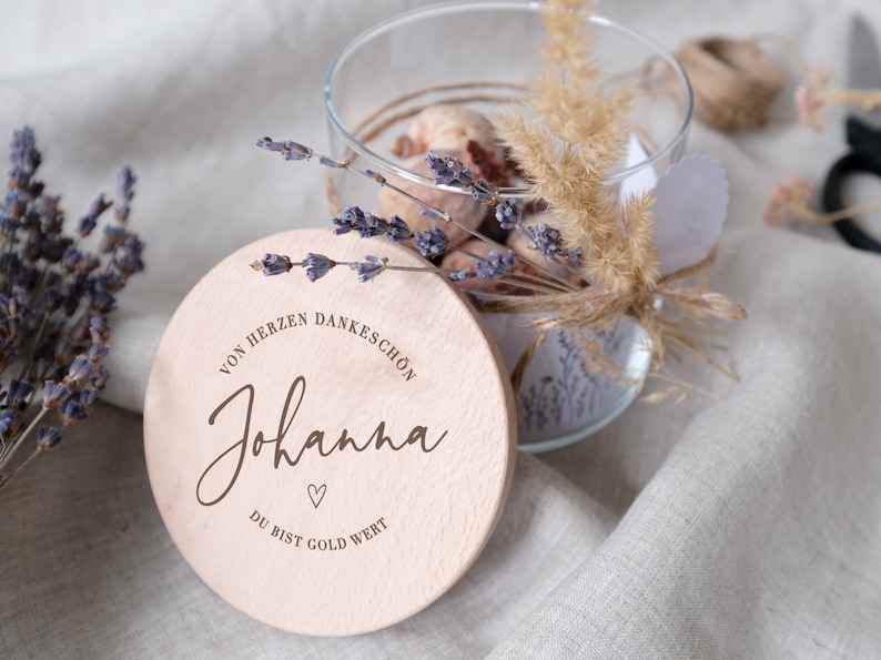 Handgefertigtes Dankeschön-Geschenk mit personalisiertem Holzdeckel und getrockneten Blumen in einem eleganten Glasgefäß. Perfekt für besondere Anlässe, um Dankbarkeit auszudrücken. Der natürliche Charme und die liebevolle Gestaltung wecken warme Emotionen und machen es zu einem unvergesslichen Präsent. Ideal als persönliches Geschenk für Freunde oder Familie.