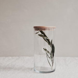 Nachhaltiges Vorratsglas mit Lächeln in weiß auf dem Glas. Holzdeckel aus Buche und Dankesbotschaft und Möglichkeit zur Personalisierung