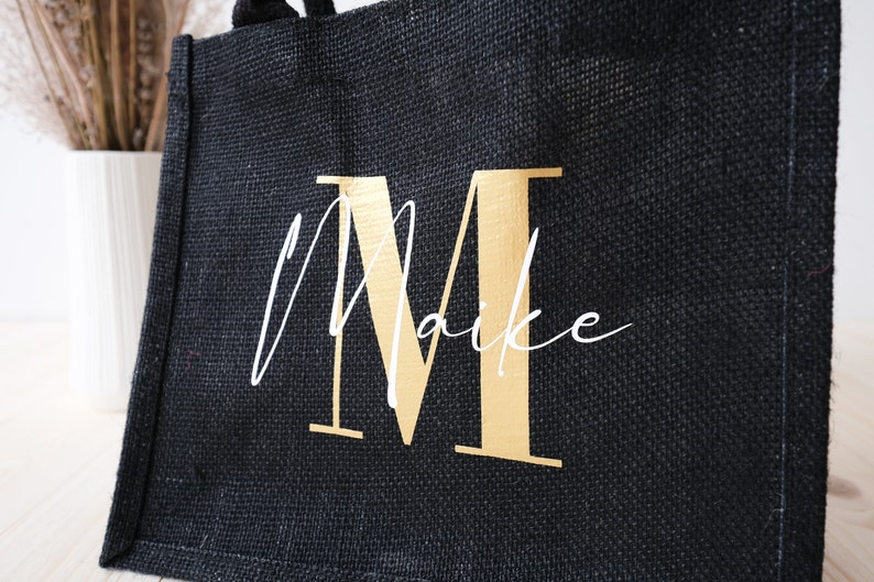 Nahaufnahme schwarze Jutetasche in variiebaren Monogramm und Schriftfarben