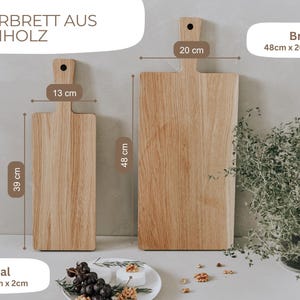 K&ouml;nnte beinhalten: Zwei Servierbretter aus Eichenholz. Das gr&ouml;&szlig;ere Brett ist 48 cm x 20 cm x 2 cm gro&szlig;, das kleinere 39 cm x 13 cm x 2 cm. Die Bretter haben einen Griff und werden mit einem Teller mit Essen und Gr&uuml;nzeug pr&auml;sentiert.