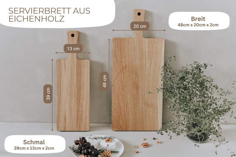 K&ouml;nnte beinhalten: Zwei Servierbretter aus Eichenholz. Das gr&ouml;&szlig;ere Brett ist 48 cm x 20 cm x 2 cm gro&szlig;, das kleinere 39 cm x 13 cm x 2 cm. Die Bretter haben einen Griff und werden mit einem Teller mit Essen und Gr&uuml;nzeug pr&auml;sentiert.