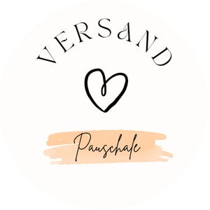 Può includere: Grafica circolare con la parola "VERSAND" in un font stilizzato sopra un contorno di cuore nero. Sotto il cuore, la parola "Pauschale" è scritta su una pennellata in stile acquerello color pesca.
