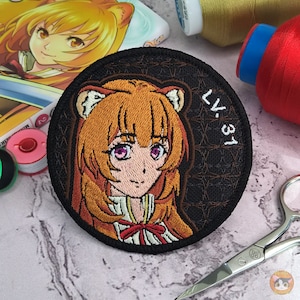 Puede incluir: Parche bordado con un personaje de anime de dibujos animados con cabello largo naranja, usando un lazo rojo y un cuello blanco. El personaje tiene ojos morados y sonríe. El parche es negro con un patrón marrón y negro y el texto "LV. 81".