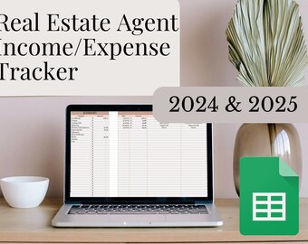 Puede incluir: Un portátil que muestra una hoja de cálculo titulada "Real Estate Agent Income/Expense Tracker" para 2024 y 2025. Un cuenco blanco y un icono de Google Sheets están sobre el escritorio. Una planta decorativa está en el fondo.