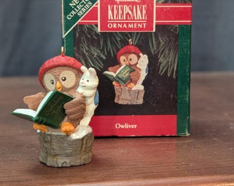 Adorno de recuerdo Hallmark de 1992: "Owliver". Primer adorno de la colección Owliver. Adorno coleccionable artesanal.