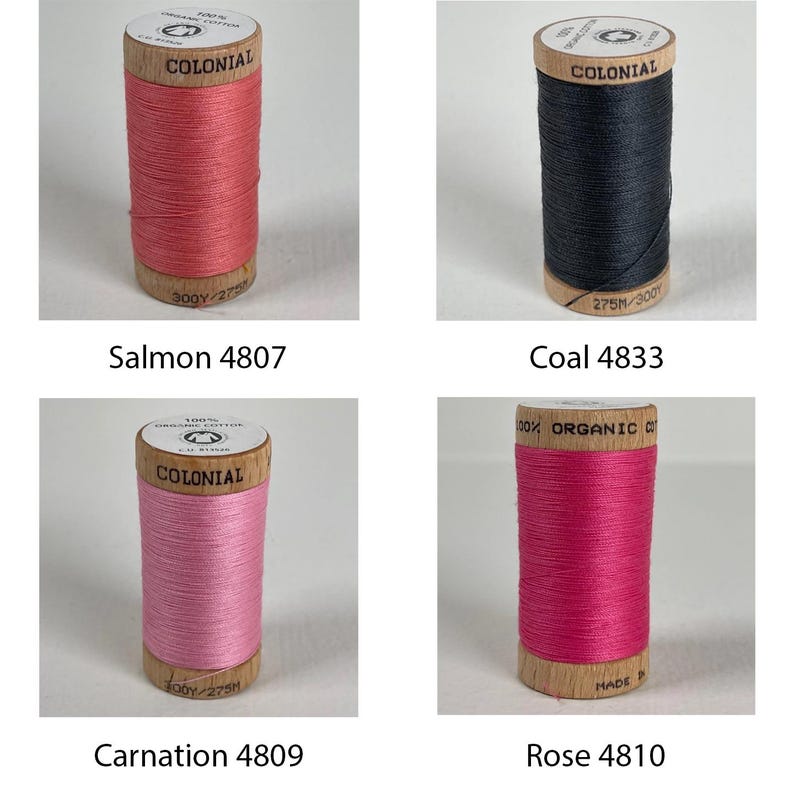 K&ouml;nnte beinhalten: Vier Garnrollen in verschiedenen Farben: Lachs, Kohle, Nelke und Rose. Jede Rolle ist mit "Colonial" beschriftet und hat eine L&auml;nge von 300 Yards oder 275 Metern.