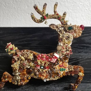 Vintage Jewelry Reindeer Art: Holiday Christmas Decor (14&quot; x 14&quot;)