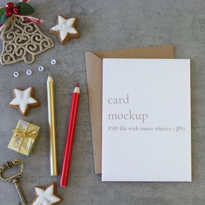 新しいホワイト クリスマス 5x7'' ホリデー カード フラットレイ モックアップ | ノエルのストック フォト | フラット レイ モックアップ スタイル写真 | PSD + JPG デジタル ダウンロード