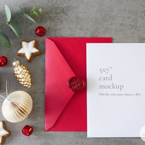 新しいクリスマス 5x7'' 赤いホリデー カード招待状文房具モックアップ | ストック写真 | スタイル付き写真モックアップ | PSD + JPG デジタル ダウンロード