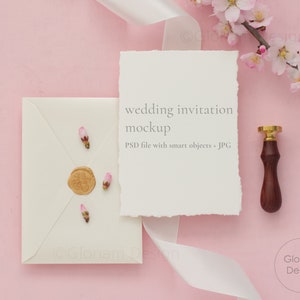 5x7 '' Biglietto d'invito di nozze Deckled edge Mockup, Dubrovnik Almond Blossom Fine Stationery Flatlay, PSD smart object + JPG download digitale