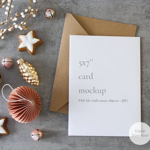 プレミアム クリスマス 5x7'' ホリデー カード フラットレイ モックアップ | スカンジナビアのストック フォト モックアップ | スタイル化されたボヘミアン写真 | PSD、JPG デジタル ダウンロード