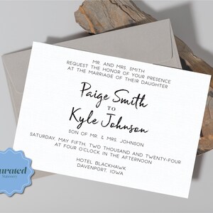Pode incluir: Um cartão de convite de casamento branco com texto preto. O cartão anuncia o casamento de Paige Smith e Kyle Johnson no sábado, 5 de maio de 2024 às 16:00 no Hotel Blackhawk em Davenport, Iowa.