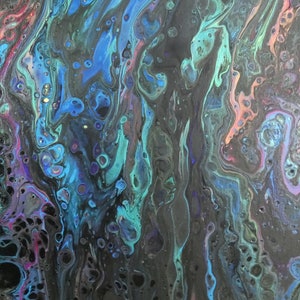 Könnte beinhalten: Abstrakte Malerei mit wirbelnden blauen, grünen und violetten Farben auf schwarzem Hintergrund. Die Farbe erzeugt einen Marmoreffekt mit kleinen Blasen überall.