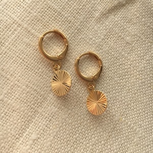 Zierliche Huggie Hoops mit Sonnenuhr, Vergoldete Creolen, Geschenkidee von Wild Ivy Jewellery