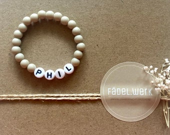 Armband | Babyarmband mit Namen | Armbändchen mit Namen | personalisiert | Mädchen | Junge | taupe | weiß | Geschenk | Geburt | Taufe |