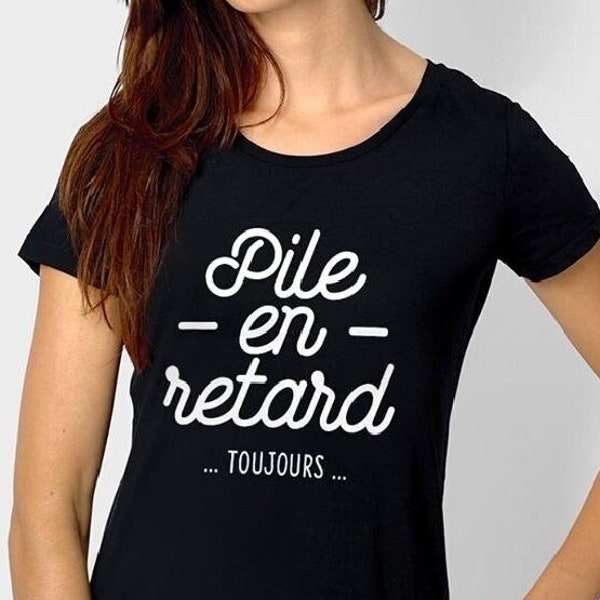 T-shirt personnalisé "Pile en retard" Cadeaux femme - Cadeau anniversaire - Cadeau humour - Idée cadeau noël femme