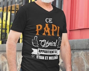 May include: Black V-neck t-shirt with white text that reads "Ce Papi Génial Appartient à Etan et Melina".