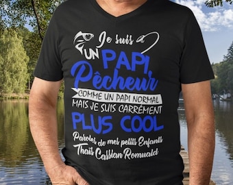 May include: Black v-neck t-shirt with a blue graphic that says "Je suis un papi pecheur comme un papi normal mais je suis carrément plus cool" and "Paroles de mes petits enfants Thais Cassian Romuald".