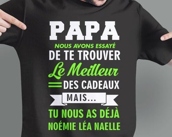 May include: Black t-shirt with white text that reads "PAPA NOUS AVONS ESSAYÉ DE TE TROUVER Le Meilleur =DES CADEAUX MAIS... TU NOUS AS DÉJÀ NOÉMIE LÉA NAELLE"