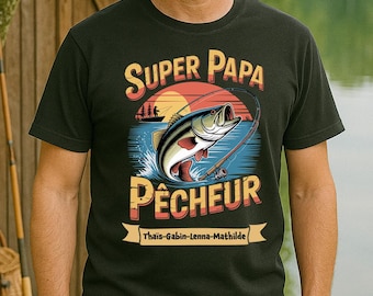 May include: Black t-shirt with a fishing-themed graphic. The design features a leaping fish, fishing rod, and the words "SUPER PAPA PÊCHEUR" in a stylized font. The shirt also includes the names "Thaïs-Gabin-Lenna-Mathilde".